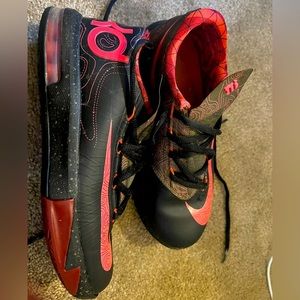 Nike KD 6 "Meteorology" Black/Atomic
Red Size 3.5 Boys.